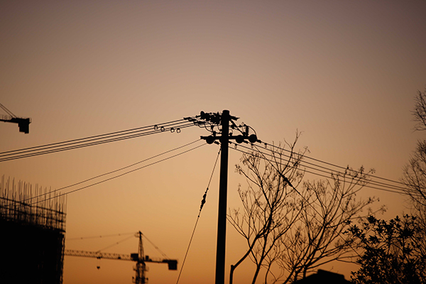 กรณี การไฟฟ้าส่วนภูมิภาค จังหวัดบุรีรัมย์ ไม่รื้อถอนเสาไฟฟ้าแรงสูงต้นเก่าออก ทำให้ชาวบ้านเดือดร้อน